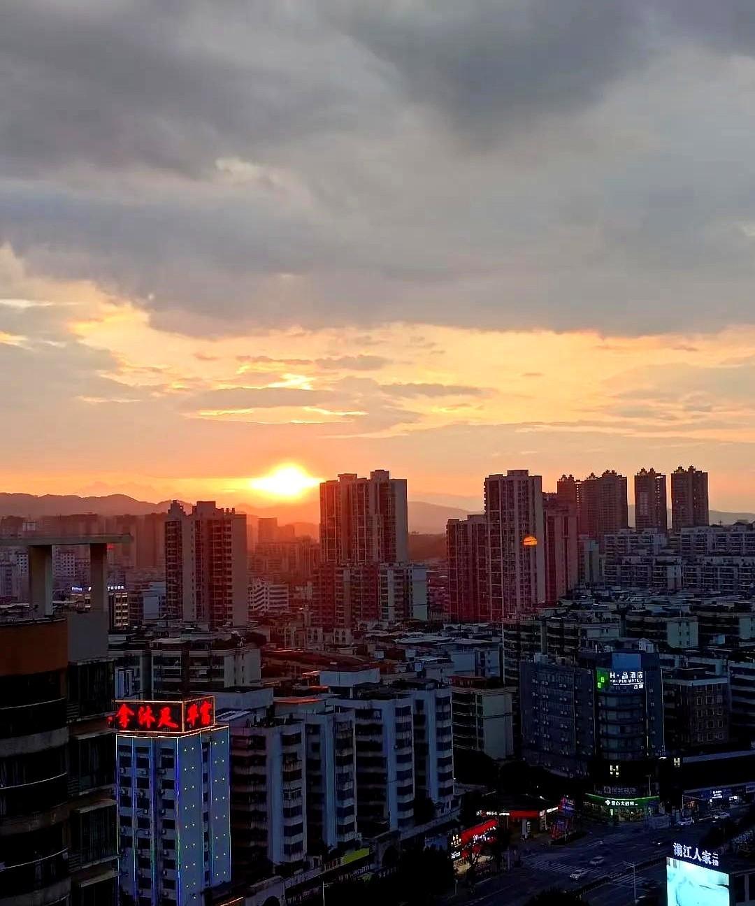 我亲家老两口都是东莞本地人，房子多，钱多，对我们可大方呢。
张姐每回跟老乡聚会，