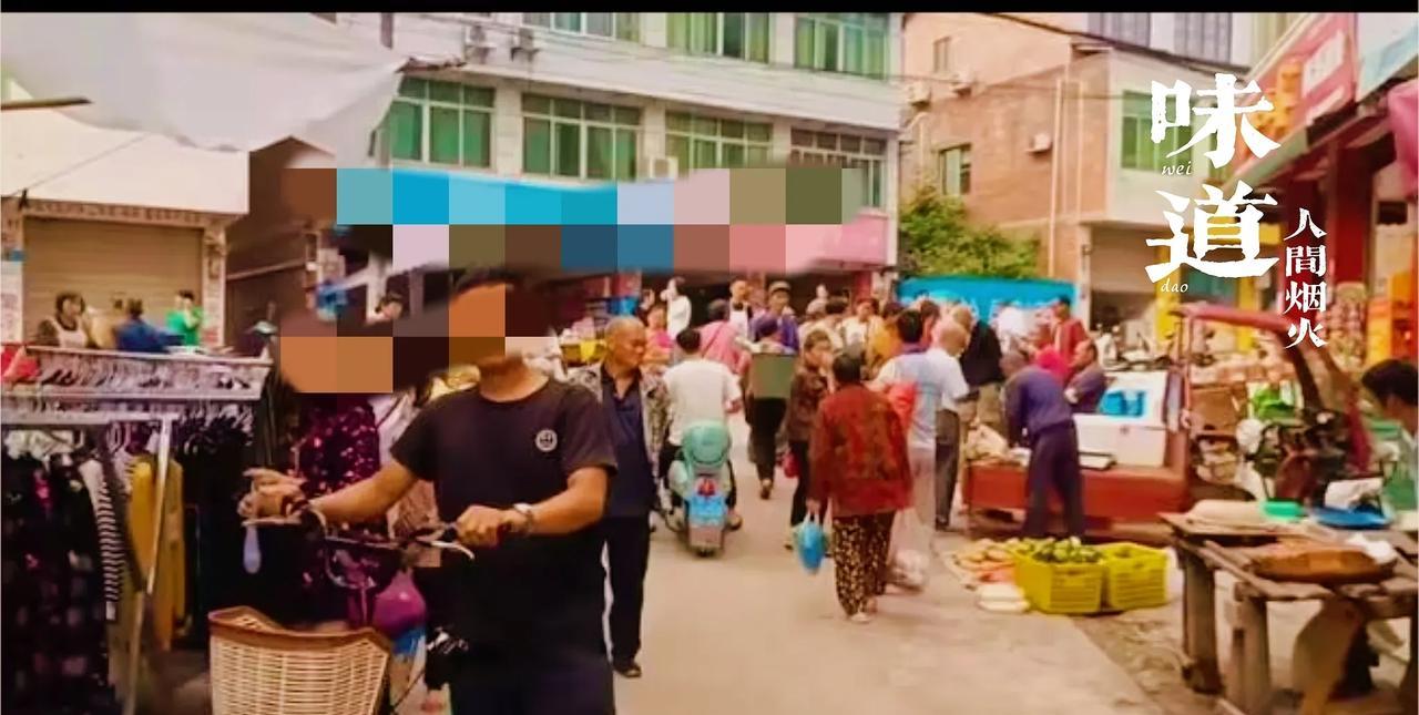 喜欢热闹的集市，因为那里有人潮攒动，新鲜的瓜果菜蔬、活蹦乱跳的小鱼小虾、新鲜的猪