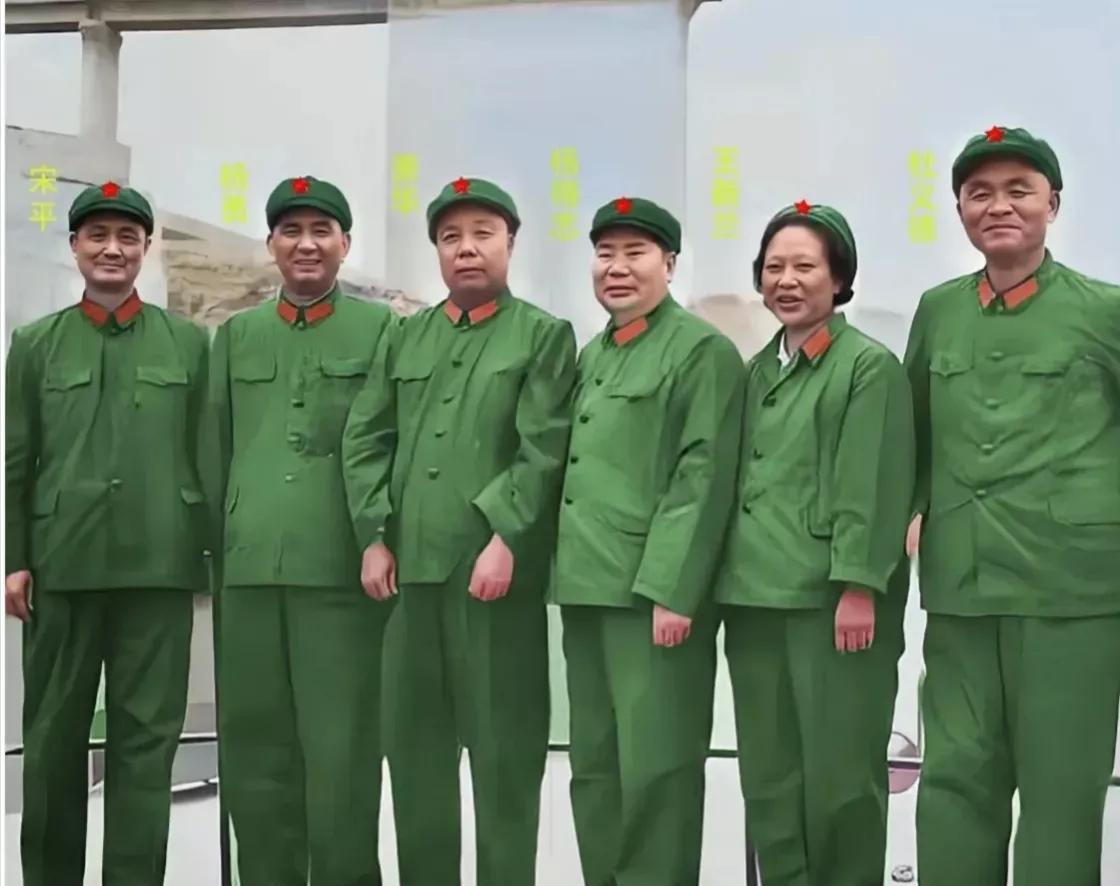 1980年，杨得志来到兰州军区视察调研，与肖华，杨勇等在一起，笑容满面，笑容灿烂