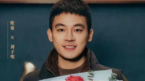 没想到32岁的欧豪，已从“顺拐的青涩少年”​成长为“眼神能当X光使的硬汉刑警”