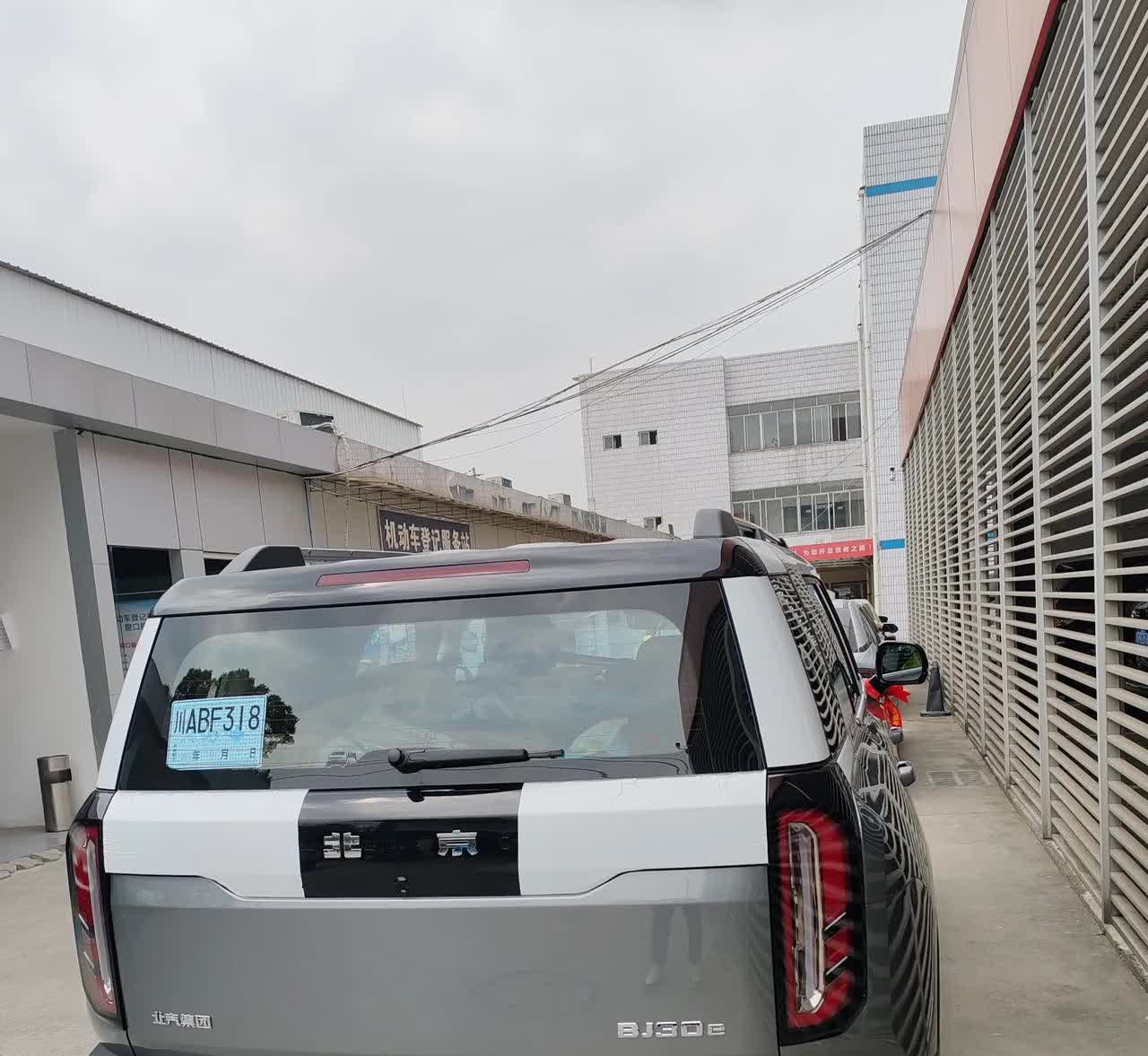 汽贸店的汽车交易套路确实让人头疼。就像我朋友去买车，汽贸店先报个低价把他吸引过去