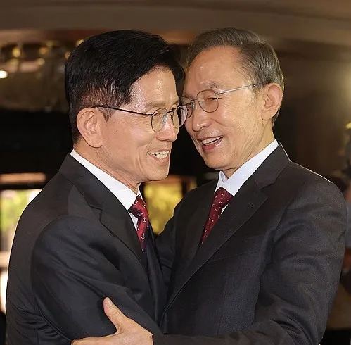韩国政客演戏有点假











---











韩国政坛