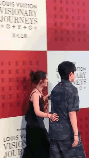 这个小姐姐火了！
不过这火的方式实在让人不敢恭维，
实在太没有边界感了，
引导正