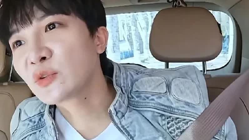 周深：“我每次演唱会前一天都会紧张得睡不着觉。”孟子义：“我每次很紧张，很烦的时