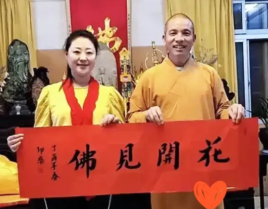 左侧是少林寺新任住持印乐法师的墨宝，写的是“花开见佛”！
