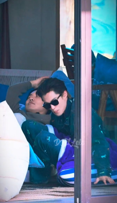 关门提裤、铺垫挪花，王鹤棣午睡流程超丝滑，最后盖肚子直接封神。 ​​​