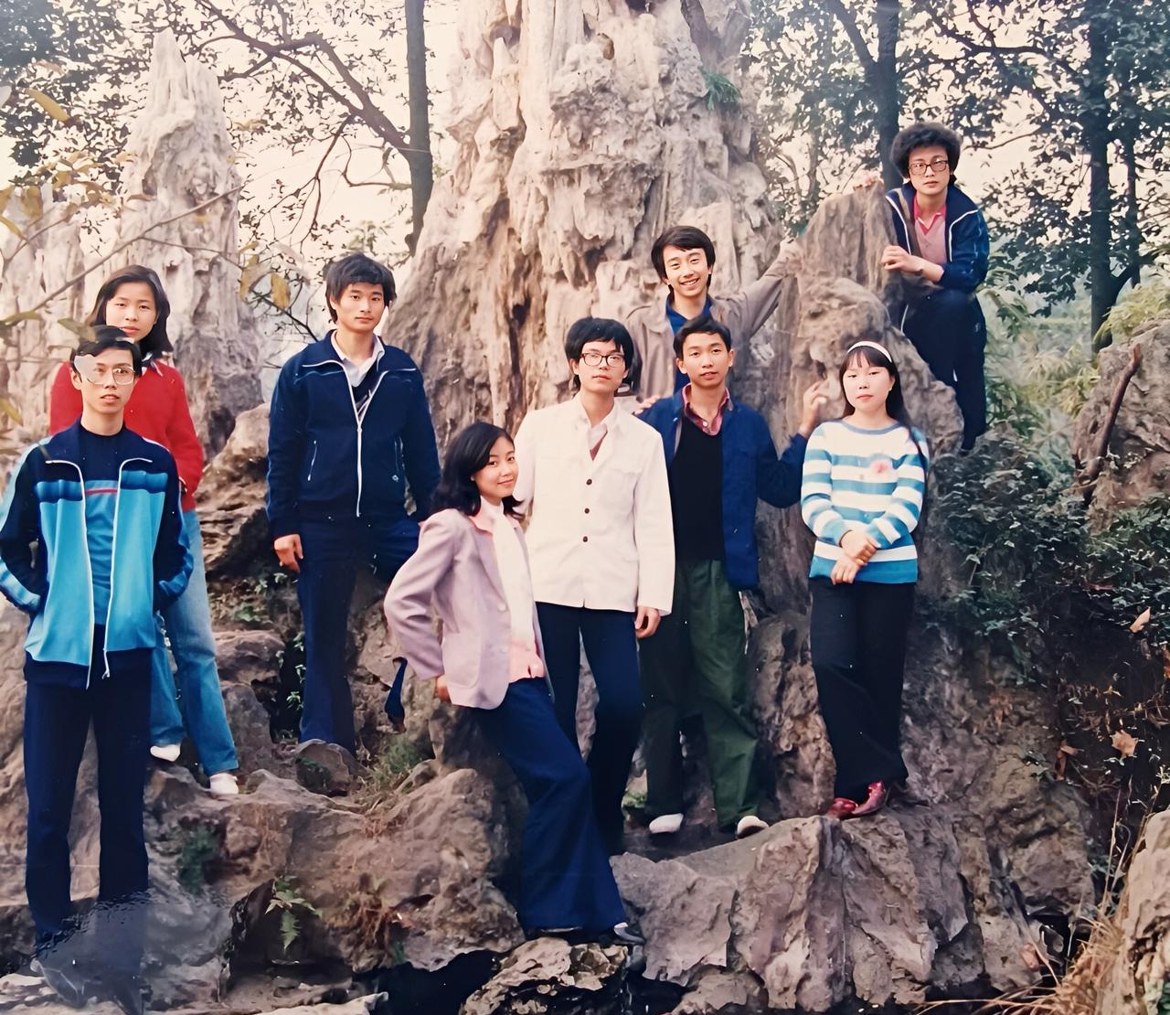 1988年，在读大学时，外出游玩时留下的照片，其中有自己喜欢的的女生，但那时候却