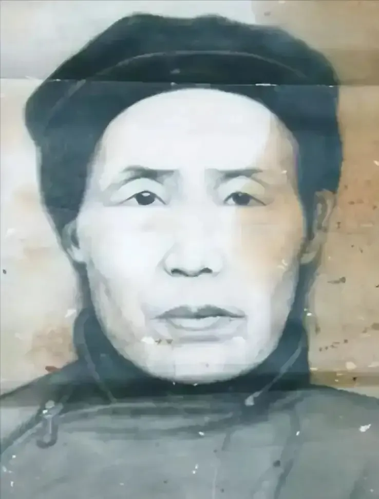 1928年，王树声被敌人追杀，一个大娘把他拉到自家地窖中藏了起来，谁知敌人进村时
