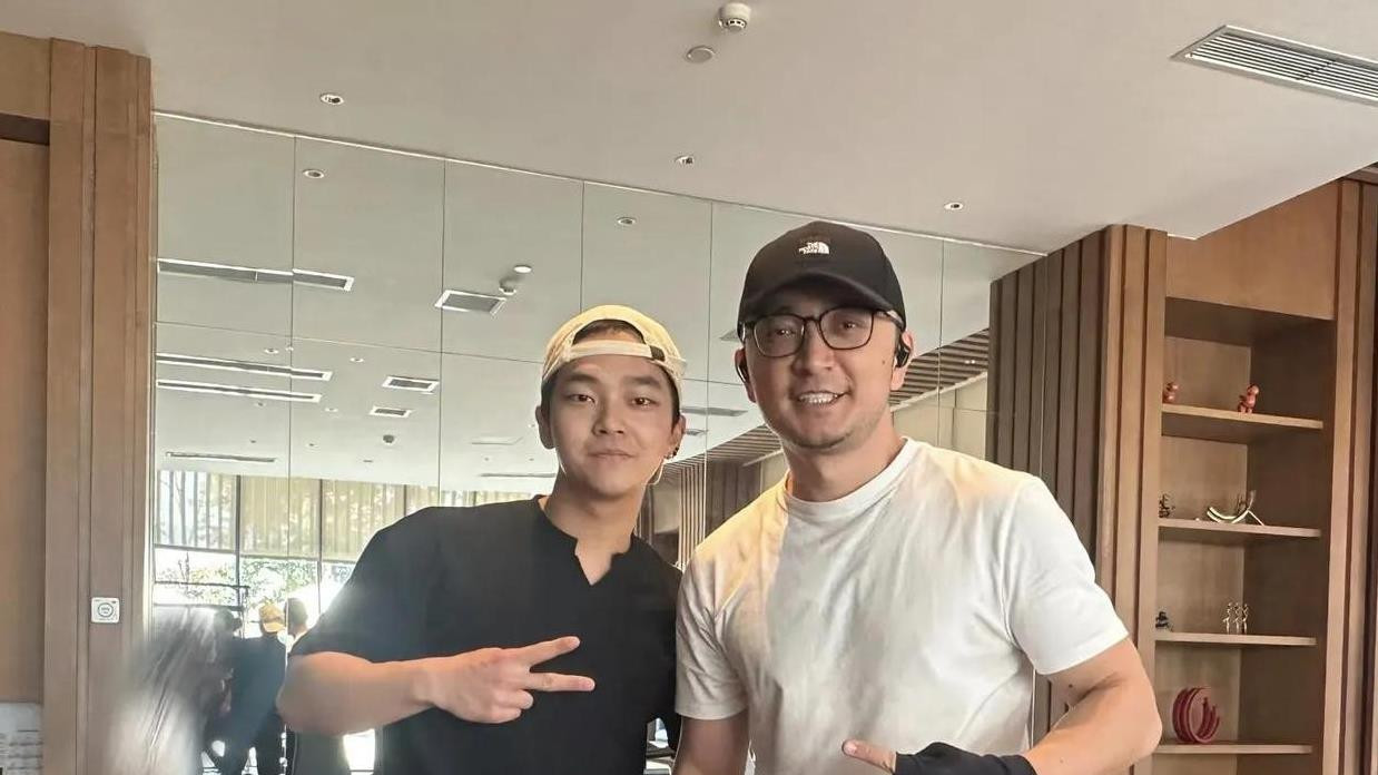 央视男神小尼健身秀肌肉，Fans 纷纷求合影