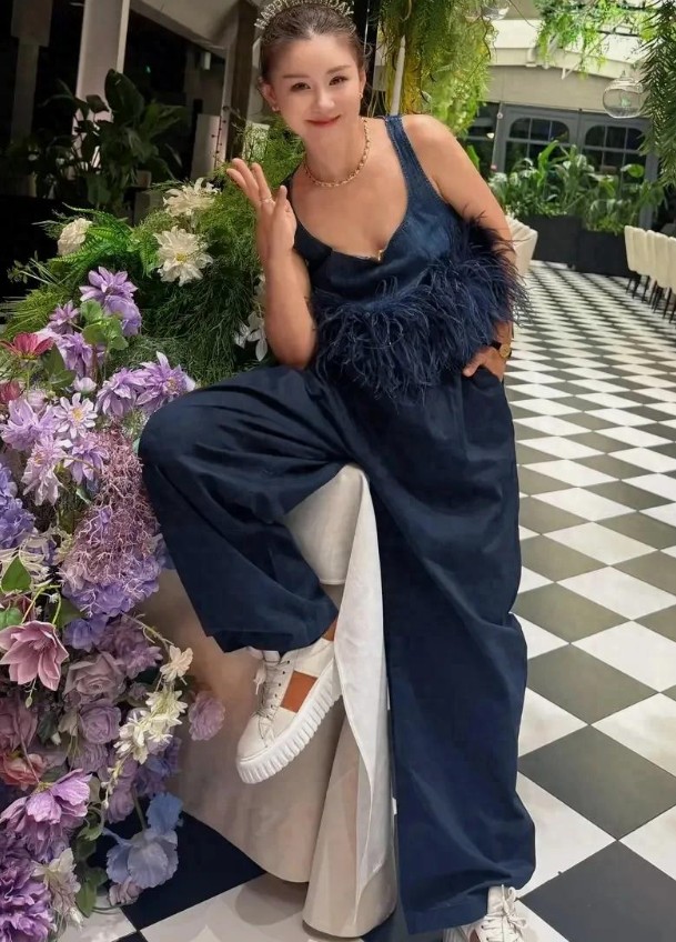 很喜欢李小萌，漂亮，而且一点绯闻都没有过。能以家庭孩子为重的好女人。
 
李小萌