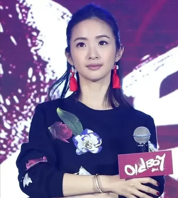 林依晨，都这么多年了，你还没走出袁湘琴那“为爱冲锋”的影子吗？
 
14年嫁入豪