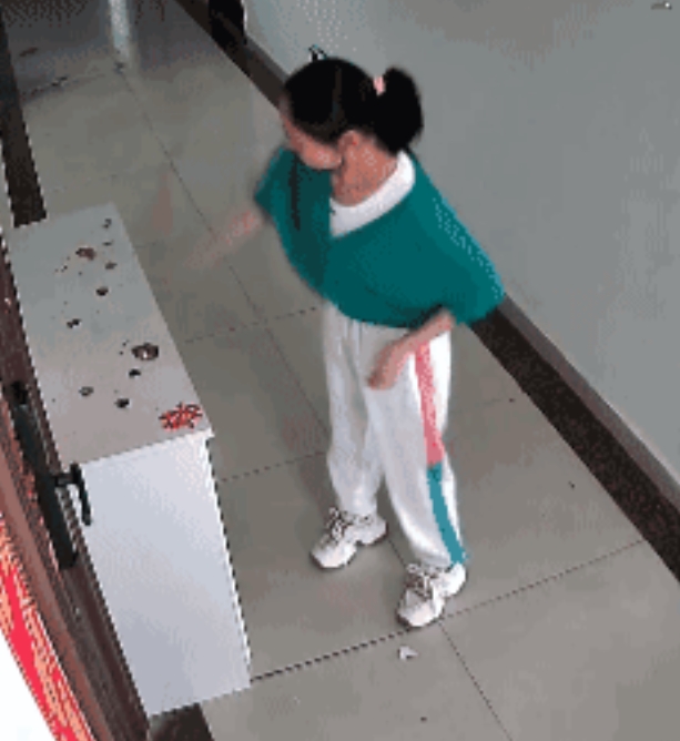 这大姐也是狠人一个，铁锤子不大，一锤子一个洞，这力度一点也不虚张声势

这绿衣服