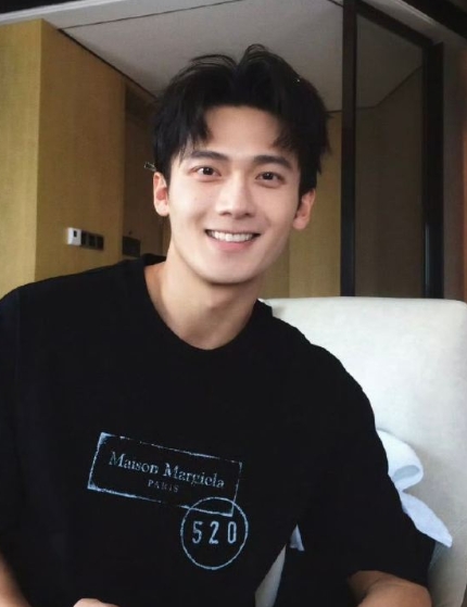 吴汉坤戏外商科男 + 编程 AI 两手抓，这现实中的学霸属性和戏里角色太有反差了