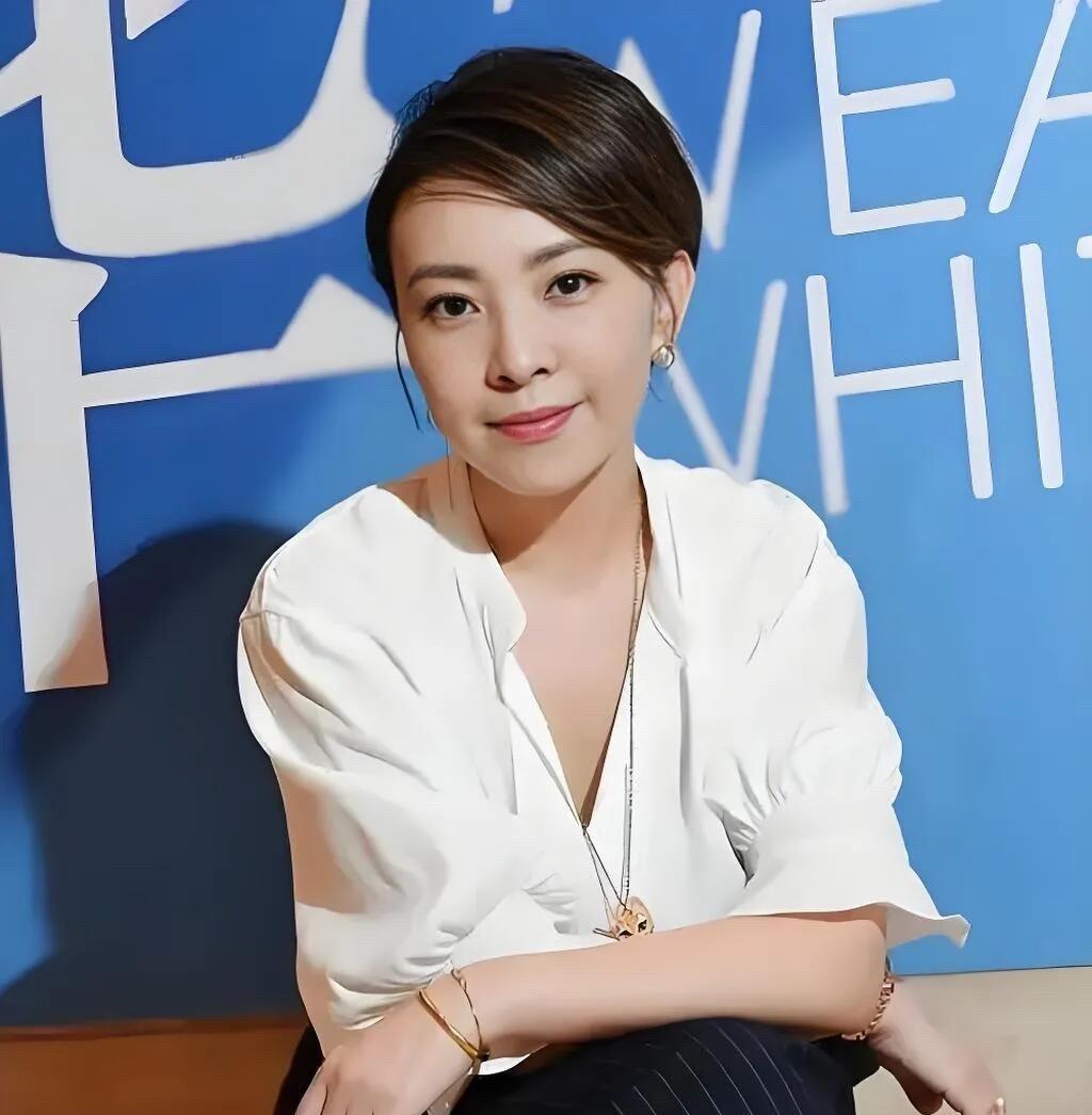 这一位女演员没有特别漂亮的颜值，但她以其精湛的演技征服了观众的心，演技不亚于颜丙