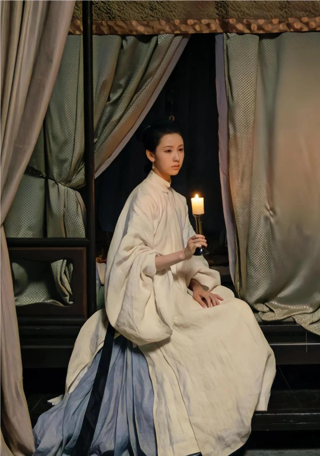 以前看于正那剧，不懂汉服，觉得挺古典，还以为是晚明的，后来才知道是架空的。陈都灵