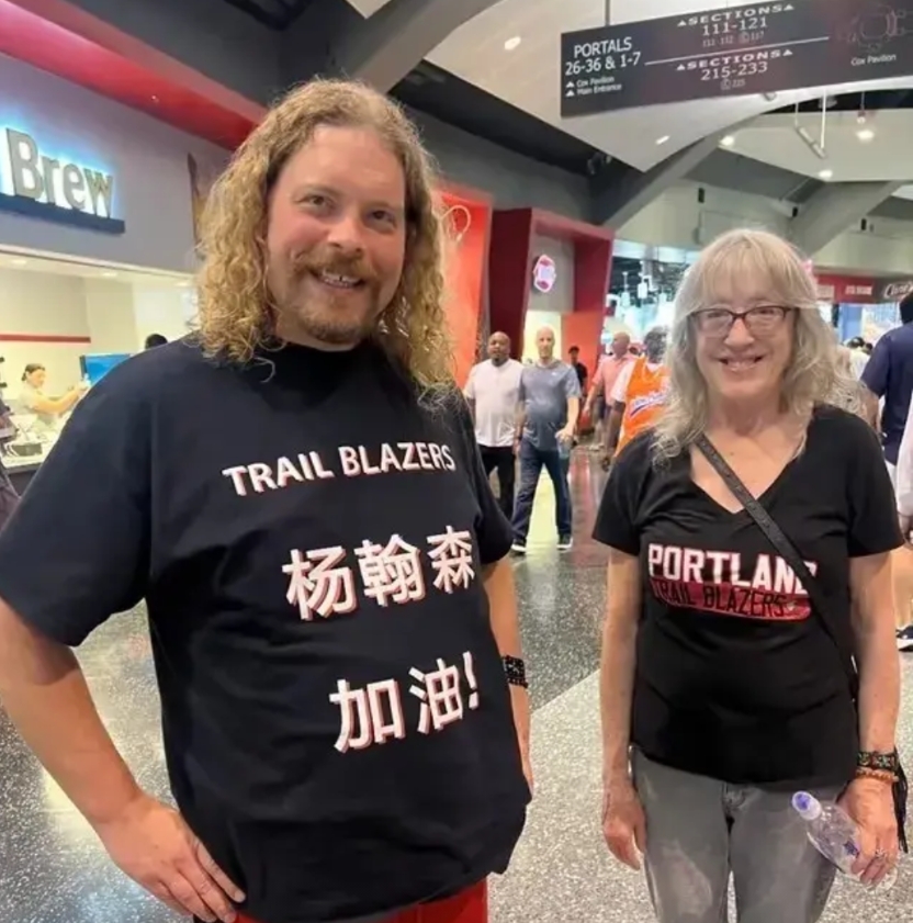 杨瀚森来了开拓者后，开拓者就是主队了，流量比湖人和勇士都高，开拓者赚麻了，在夏联