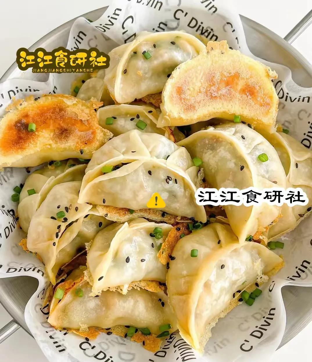 “你敢信吗？昨天小区张阿姨把刚炖好的冬瓜肉片汤倒了，就因为儿媳妇说‘三伏天喝这玩