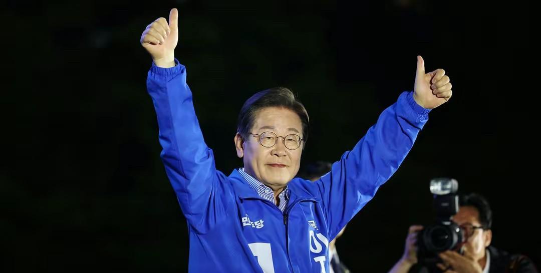 胜利时刻
双手举起
这是暗示大家
双向奔赴