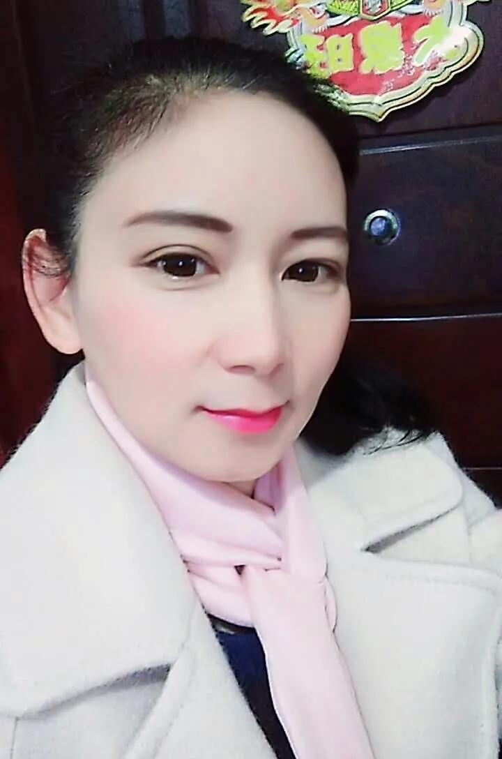 上了年纪的女人总是很在意自己是不是比别人显年轻。其实吧，女人到了一定年纪，你再怎