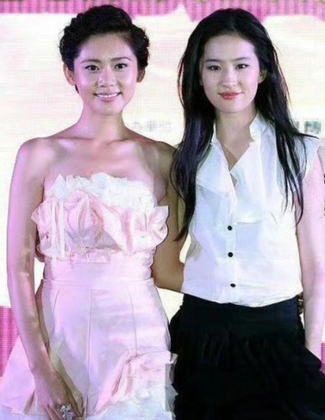 刘亦菲和秋瓷炫的合照，两大美女都好美。喜欢这种女孩之间笑容甜美共美的合照，看的很