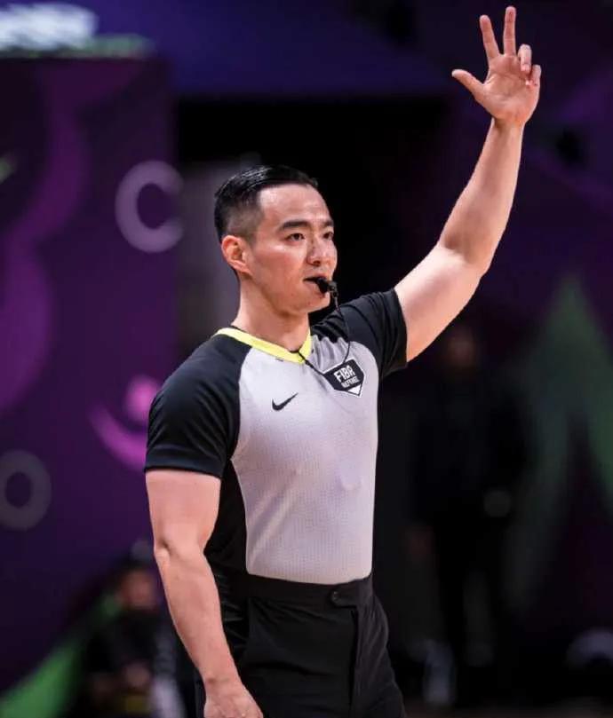 伊拉克与菲律宾激情对战，中国裁判孙健出任助理裁判员，为比赛保驾护航~
