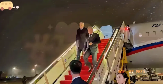 普京的策略确实展现出非凡智慧。他深知美国在国际事务中向来是两边通吃，战争的走向全