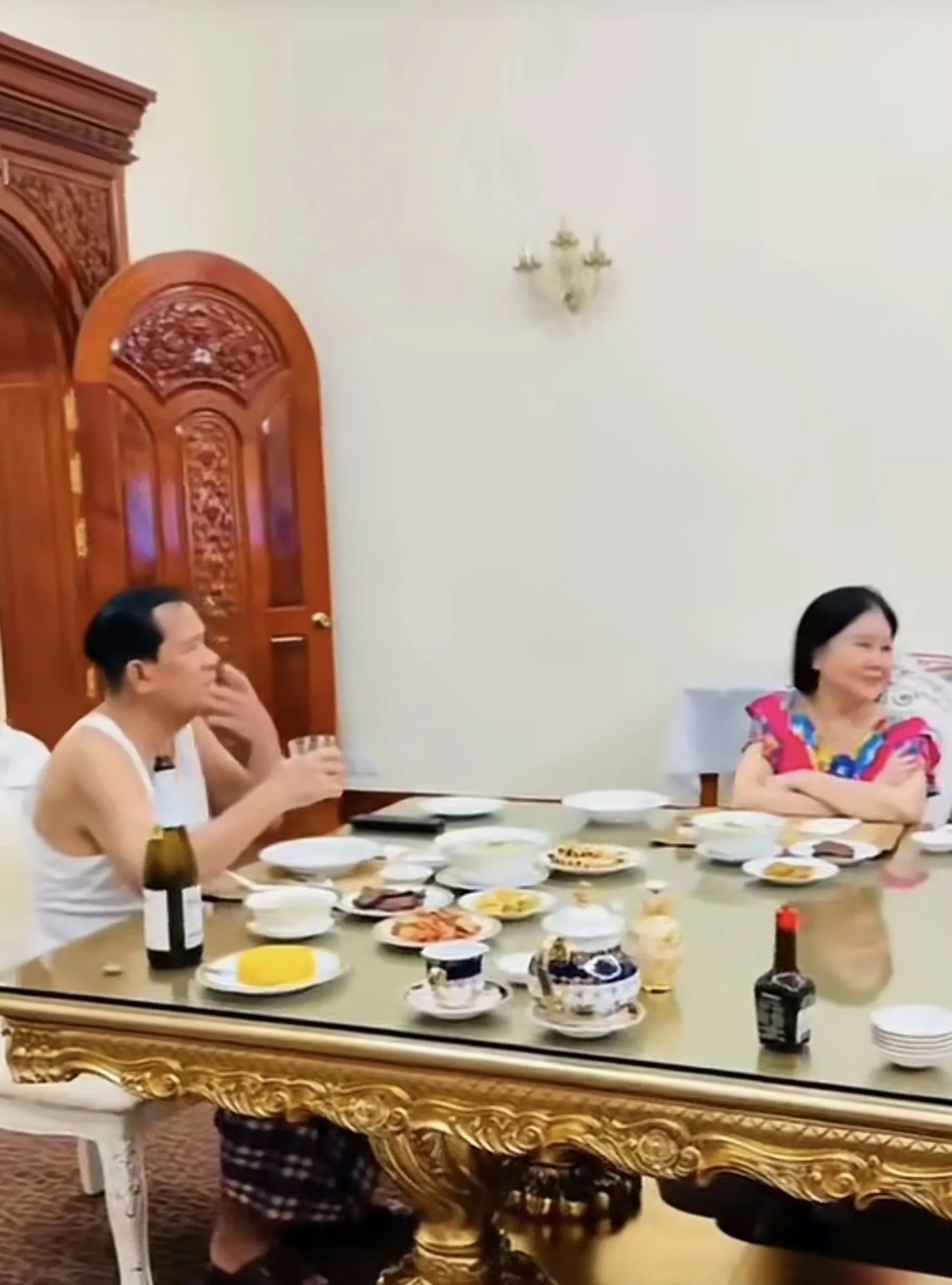 看了柬埔寨亲王洪森全家人吃饭的餐厅，有五个特点：首先，餐厅面积不小，至少160平