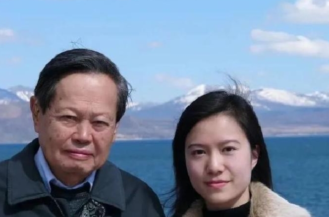 你敢信，杨振宁的大儿子直接跟人说：“翁帆压根不像我后妈，更像我爸的亲妹妹，对我爸