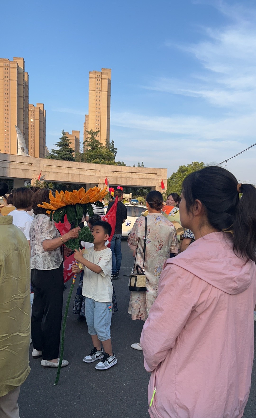 高考即将收官

刚刚在楼下看到一个妈妈手捧鲜花往学校走去，想起去年的现在我们也
