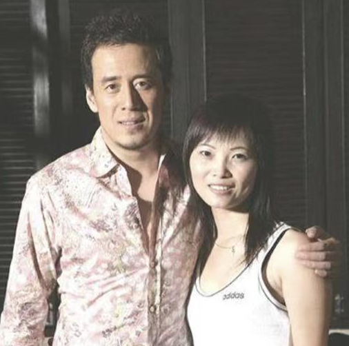 白雪宣布和杨坤分手，临别前，她扯下脖子上的项链递给杨坤，说道:“留个纪念吧”！没