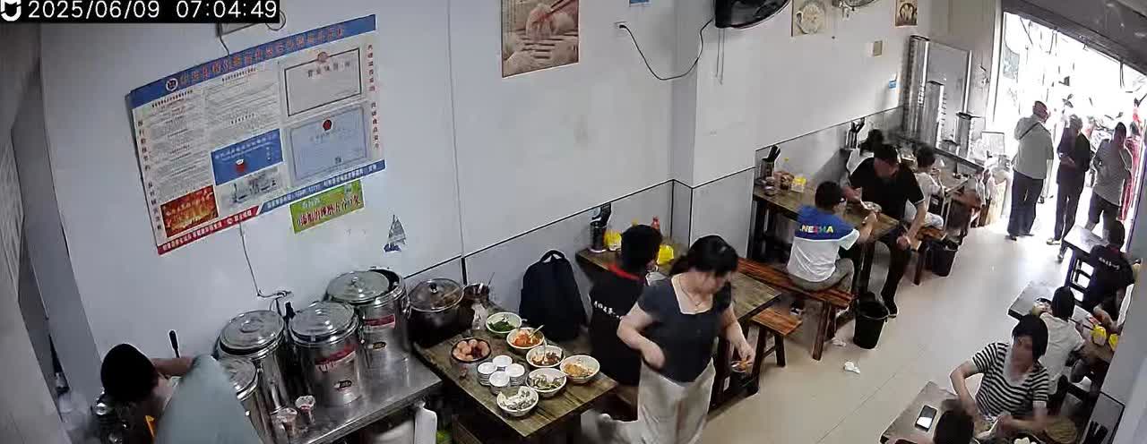 又来曝光营业额了！6月9号，店内早餐营业额2076，汤包和小笼包卖了226笼，蒸