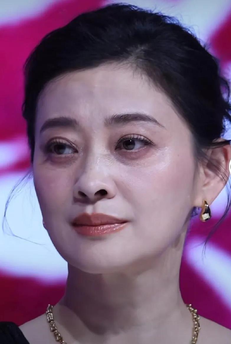 梅婷可谓是演员里的佼佼者了，不论从长相还是演技都杠杠的！50岁的她怼脸拍都是那么