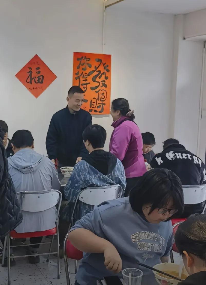 午饭时间，谢浩楠与四位同宿舍的同学，在校外一家小吃店共进午餐，一眼认出老板娘后，