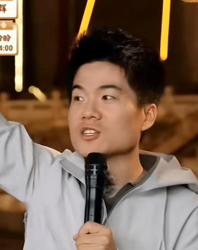 与辉同行真的为粉丝们做好了万全的后勤服务工作，保护大家的安全及健康，
近日甘肃平