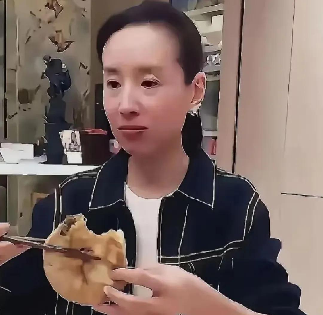 你发现了吗？
董洁很瘦，很好看，就是显得老，面相都变了，嘴巴也凸了，以前年轻时候