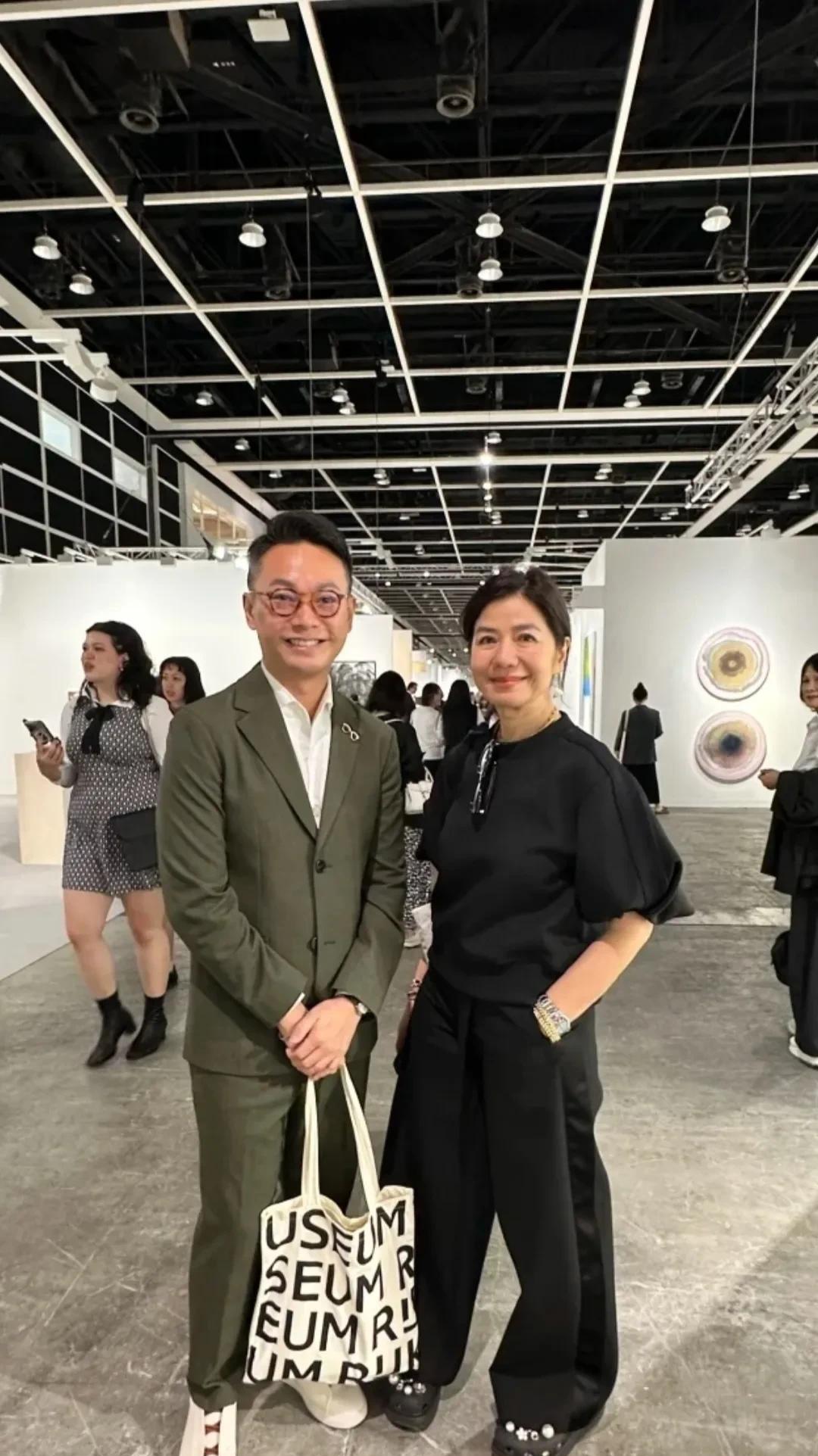 香港偶遇“红姑”钟楚红！
看到没，女人上了年纪，真的不能太瘦，微胖才是女人最好的