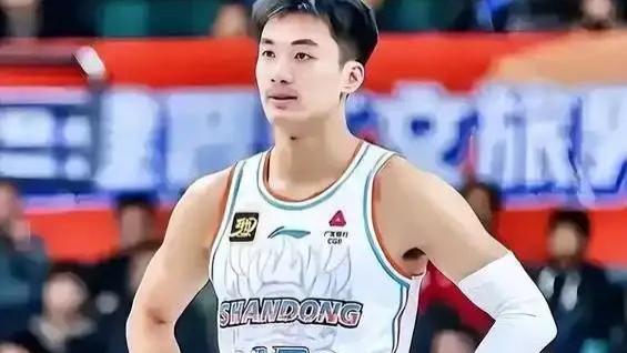 赶紧退役！他0分+2失误差点葬送山东好局，命中率10%沦为笑柄