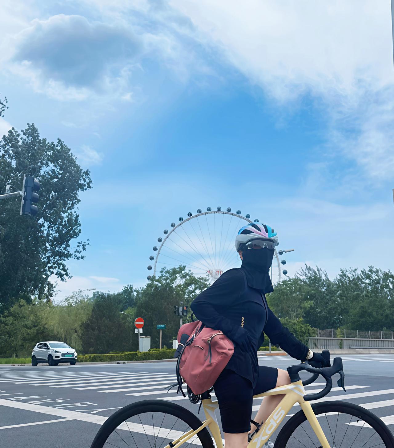 假如你是儿媳妇，你每天回家亲切的叫婆婆，妈，跟她拉家常，想办法亲近，但她嘴里永远