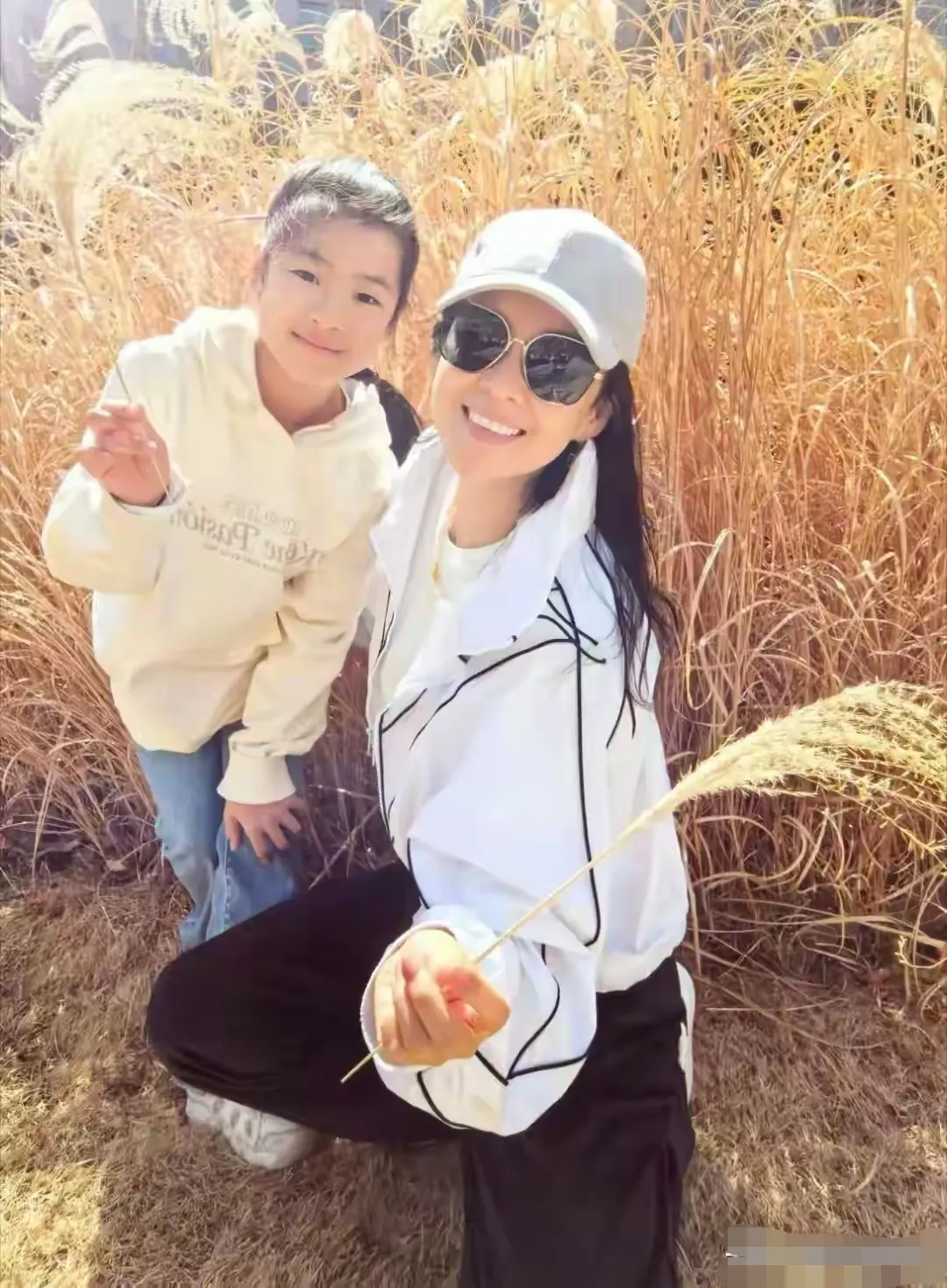 养个女儿吧，就可以像章子怡那样和女儿处成闺蜜了，她们母女情深很让人羡慕呢！