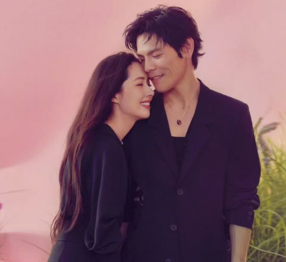 向佐这是怕老婆郭碧婷跑了吗？公开发文深情表白郭碧婷：
“我爱你老婆！”
原来