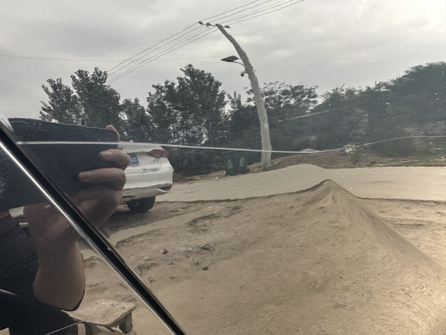 求助帖，树枝划痕怎么处理？
回老家被树枝划了，也不深，前门一直到叶子板，牙膏抹了