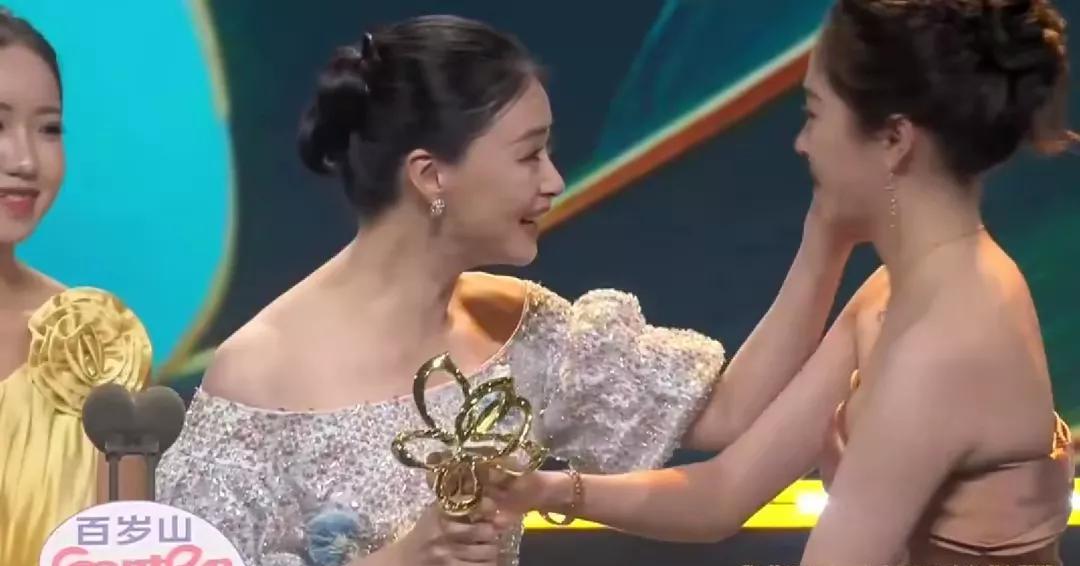 这是什么神奇的缘分！
在昨天的白玉兰颁奖典礼中，
蒋欣获得了最佳女配角奖，为她颁