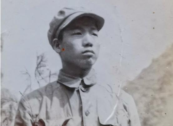 1951年，美军出动18架轰炸机，一路狂奔至志愿军阵地。梁振隆看到后没有害怕，而