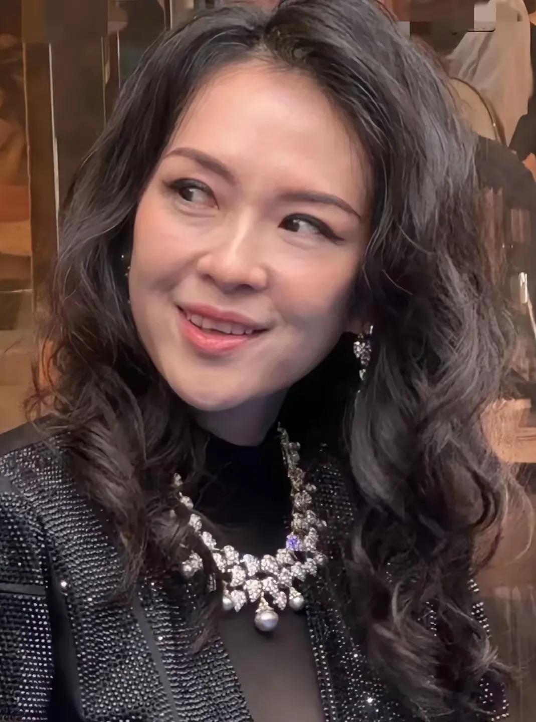 瞅瞅章子怡这二十一年的变化，真跟换了个人似的。 2004年那会儿，她脸上骨头棱角