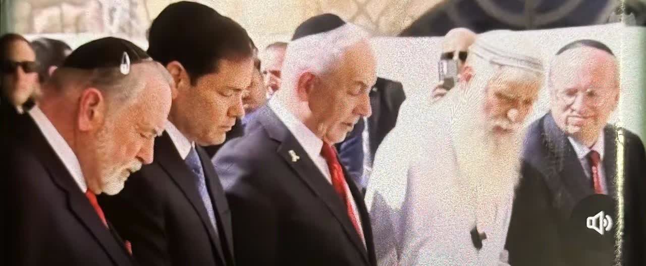 美国国务卿卢比奥，选择在以色列轰炸了卡塔尔首都之后，与内塔尼亚胡去哭墙，大家细品