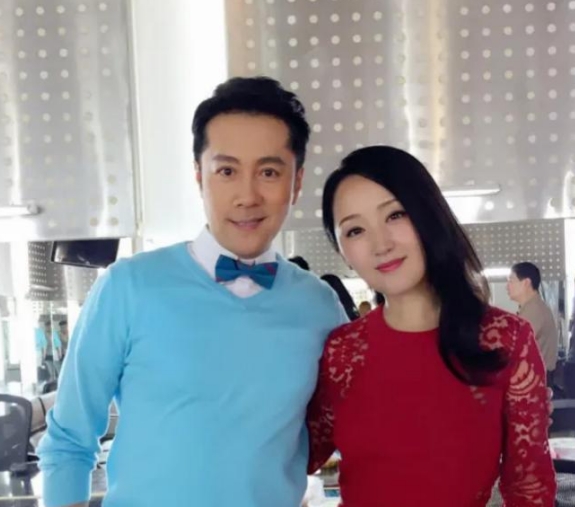 当年，蔡国庆来宋丹丹家接宋丹丹，车门刚开，宋家的保姆瞬间脸红，转身就往家里跑，宋
