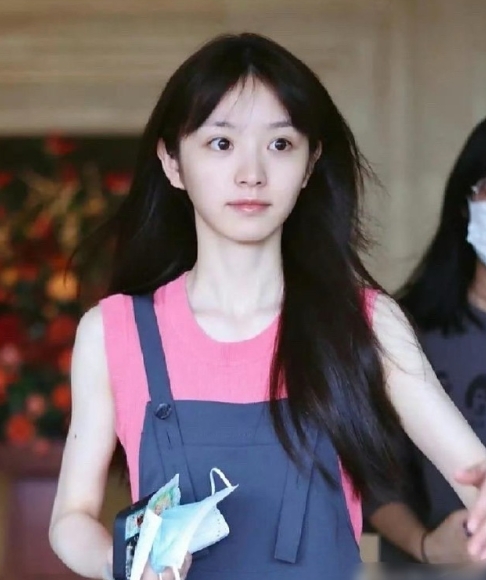 田曦薇素颜，不愧是大眼萌妹，眼睛圆溜溜的，胳膊肌肉线条满分！