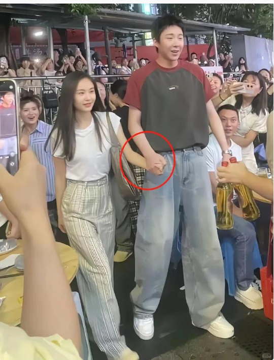 天呐……他俩谈上了嘛这是⁉️ ​​​
