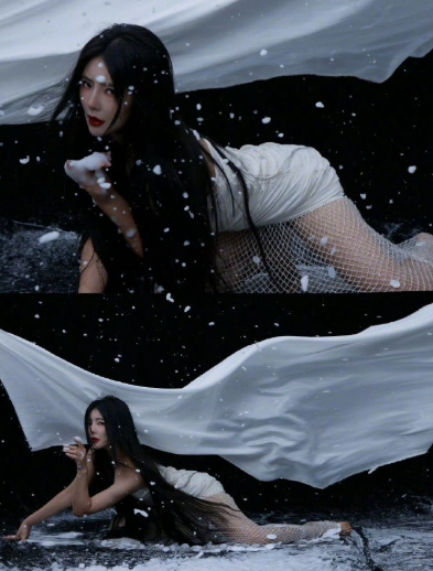 谁被赵奕欢雪地露背装美晕了！极致雪景搭绝绝子背线，清冷氛围感拉满，曲线优越张力十