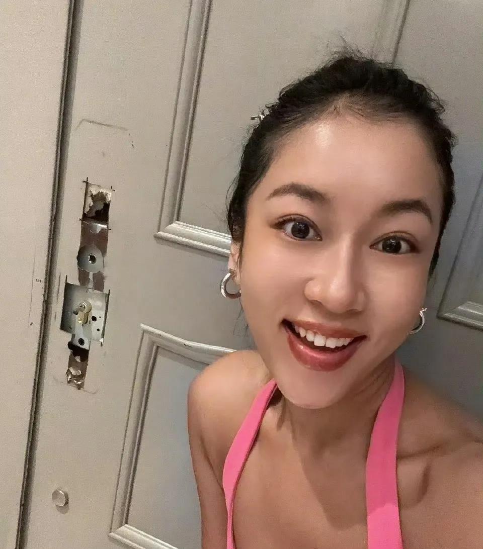 吉克隽逸在自己家门被锁了，出不去而她又要赶飞机，所以自己拿了一堆工具把门锁拆的七